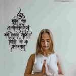 Gayatri Mantra Wall Decor in Hindi Flow Font – Golden / Black Spiritual Wall Art - Image 9